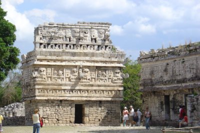 chichen-itza_pyramid_show3